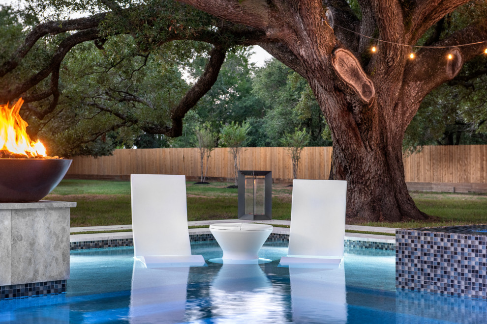 Идея дизайна: большой прямоугольный бассейн на заднем дворе в стиле шебби-шик с покрытием из каменной брусчатки