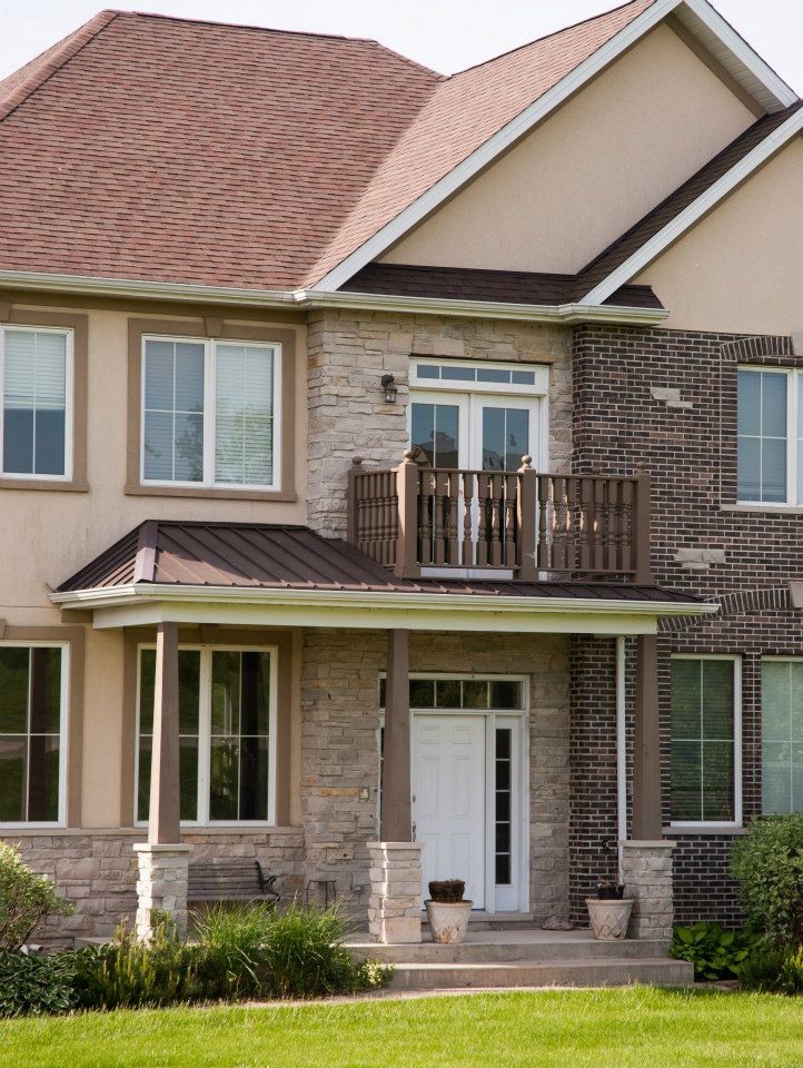 Mid-sized transitional multicolored two-story mixed siding gable roof photo in Chicago with a shingle roof