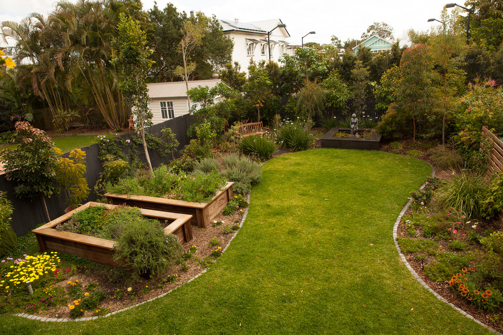 Пример оригинального дизайна: участок и сад среднего размера в классическом стиле