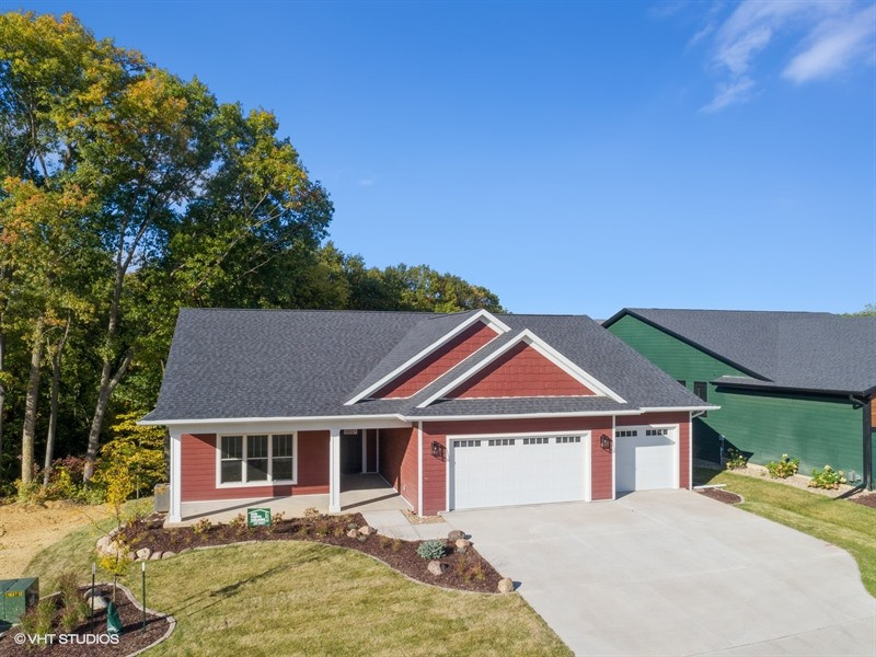 Home design - transitional home design idea in Cedar Rapids