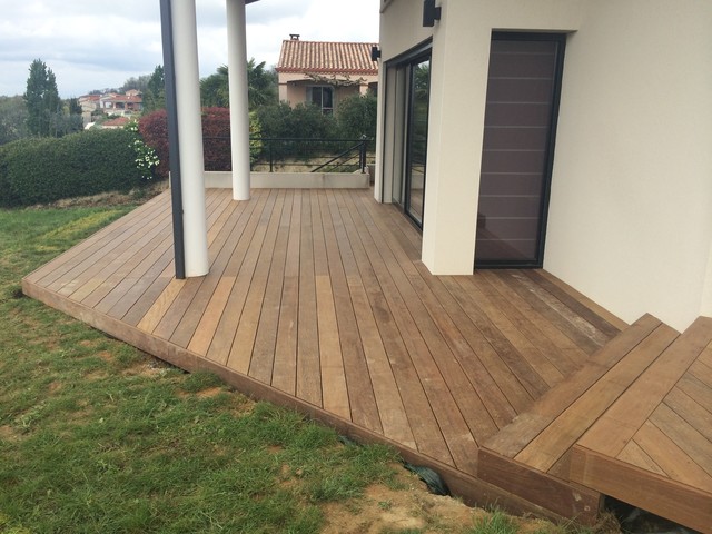 Terrasse D &agrave; Castelnau d'Estretefonds contemporary-deck