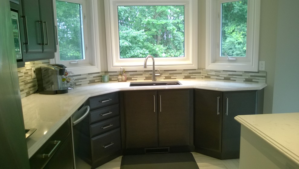 Inspiration for a transitional kitchen remodel in Ottawa