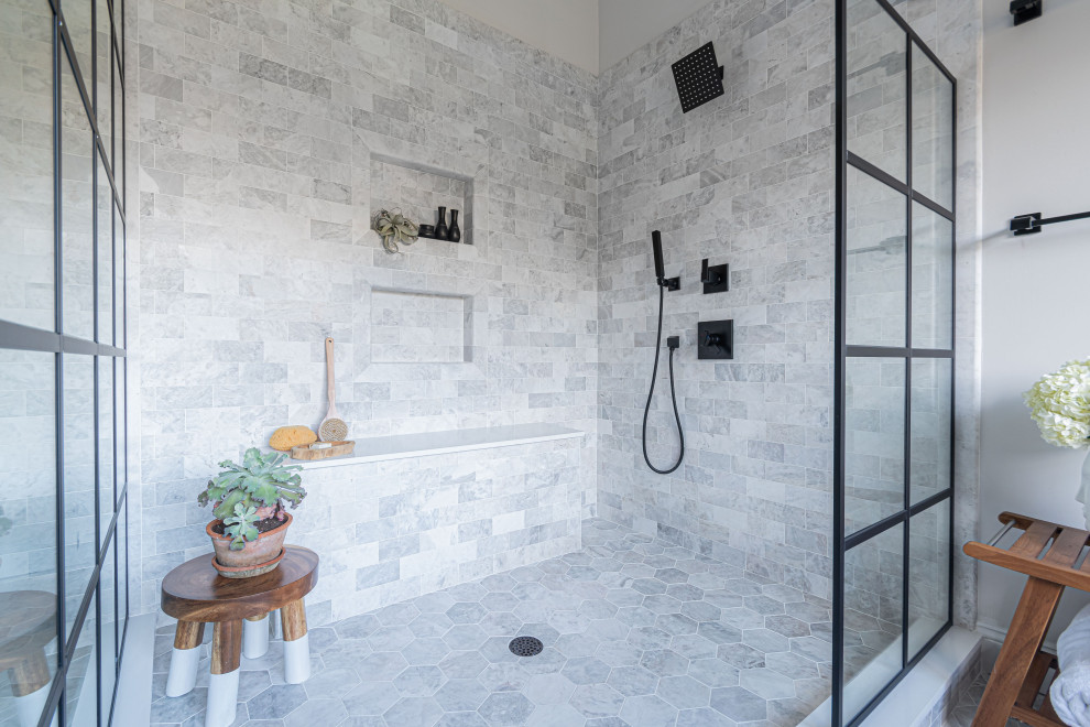 Exempel på ett stort klassiskt vit vitt en-suite badrum, med luckor med profilerade fronter, svarta skåp, ett fristående badkar, en öppen dusch, en toalettstol med hel cisternkåpa, grå kakel, marmorkakel, rosa väggar, marmorgolv, ett undermonterad handfat, bänkskiva i kvartsit, grått golv och med dusch som är öppen