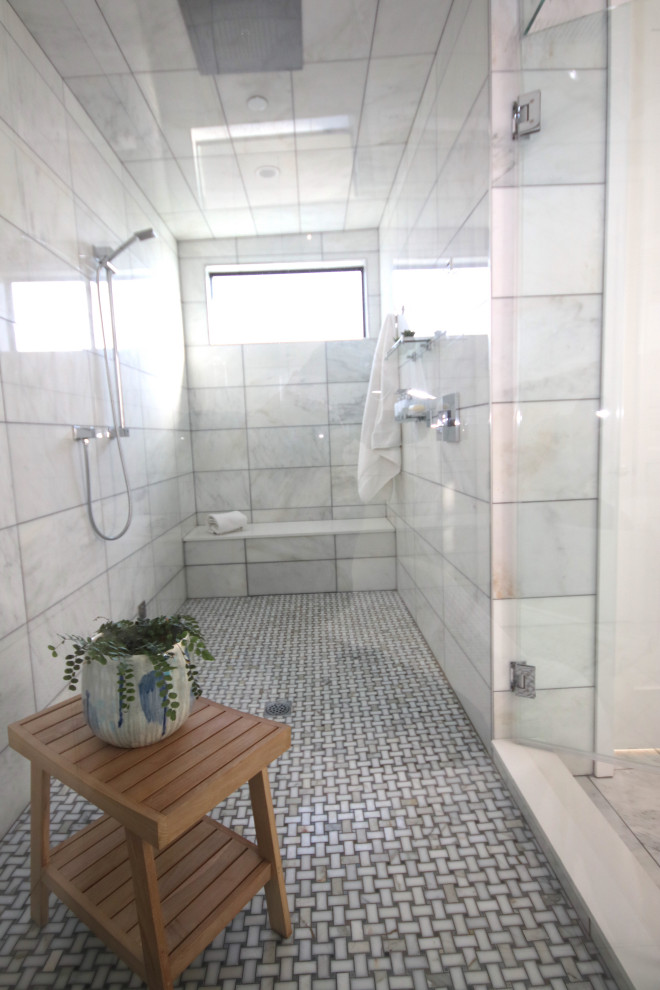 Exemple d'une grande salle de bain principale moderne en bois foncé avec un placard à porte plane, une baignoire indépendante, un espace douche bain, WC à poser, un carrelage blanc, un carrelage de pierre, un mur blanc, un sol en marbre, un lavabo encastré, un plan de toilette en surface solide, un sol blanc, une cabine de douche à porte battante, un plan de toilette blanc, un banc de douche, meuble double vasque et meuble-lavabo sur pied.