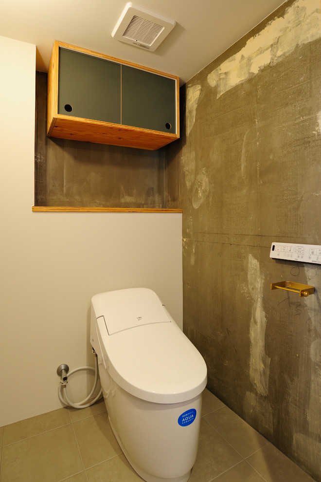 横浜にあるインダストリアルスタイルのおしゃれなトイレ・洗面所の写真