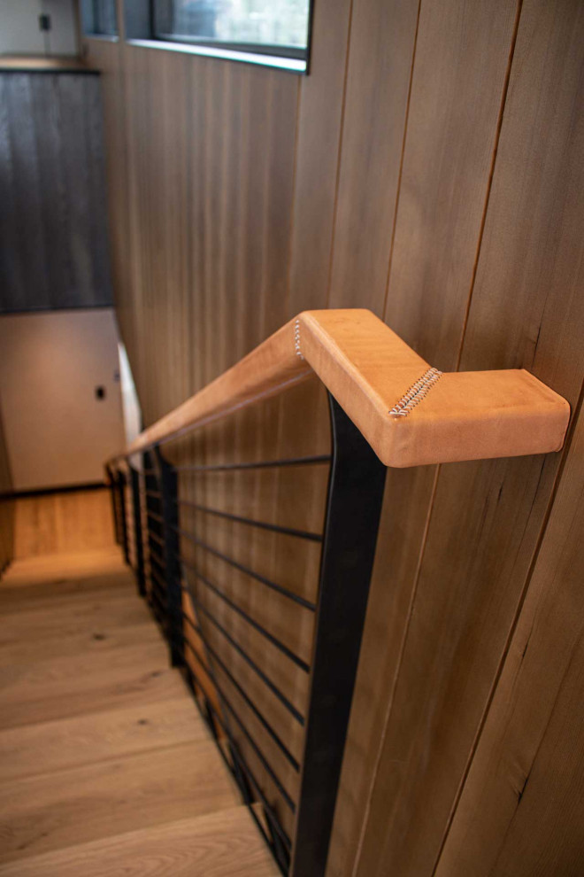 Esempio di una scala a rampa dritta design di medie dimensioni con pedata in legno, alzata in legno, parapetto in materiali misti e pareti in legno