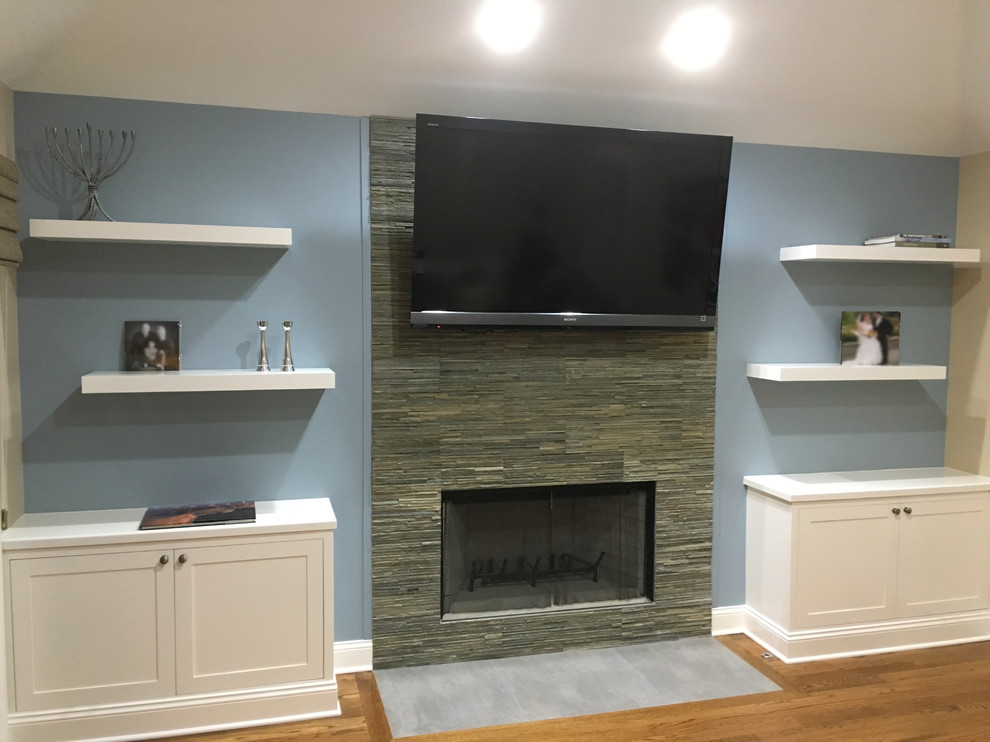 Home design - mid-sized transitional home design idea in Chicago