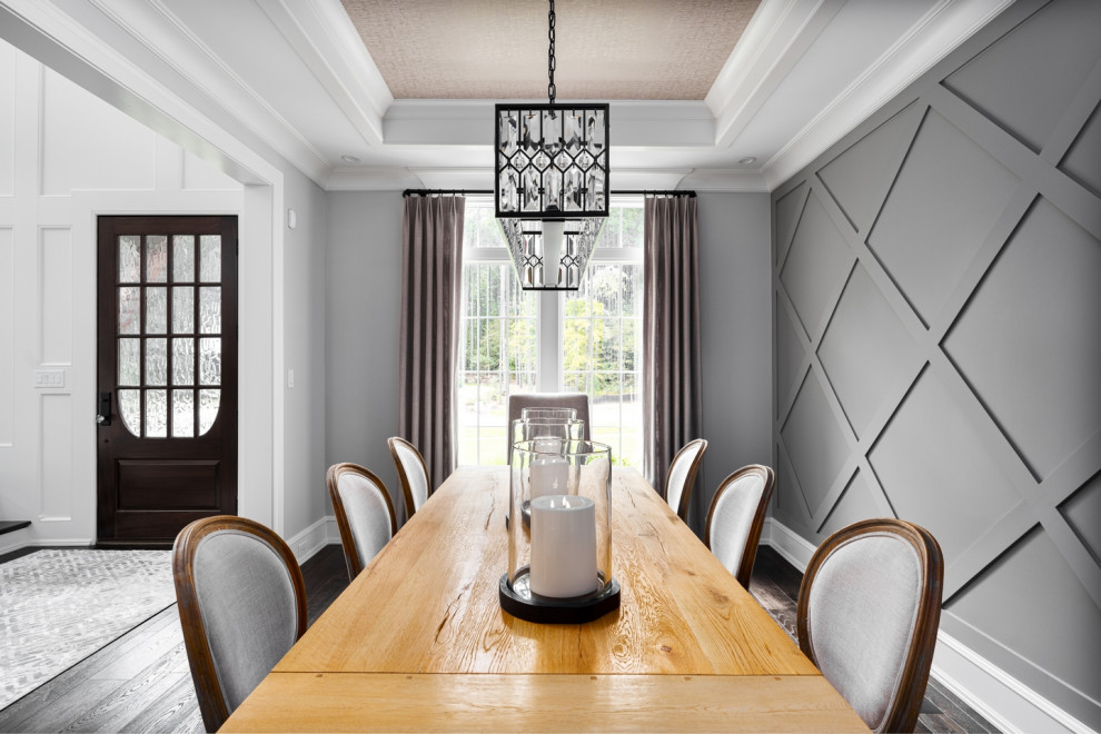 Стильный дизайн: кухня-столовая среднего размера в стиле неоклассика (современная классика) с серыми стенами, темным паркетным полом, коричневым полом, потолком с обоями и панелями на стенах - последний тренд