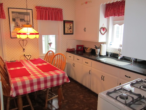 Please help with 50\'s kitchen/dining room layout Please help with 50\'s kitchen/dining room layout