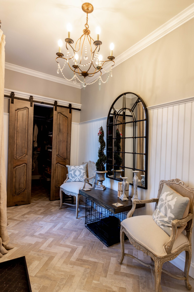 Immagine di un ingresso o corridoio shabby-chic style di medie dimensioni con pareti beige, pavimento in gres porcellanato, pavimento beige e boiserie