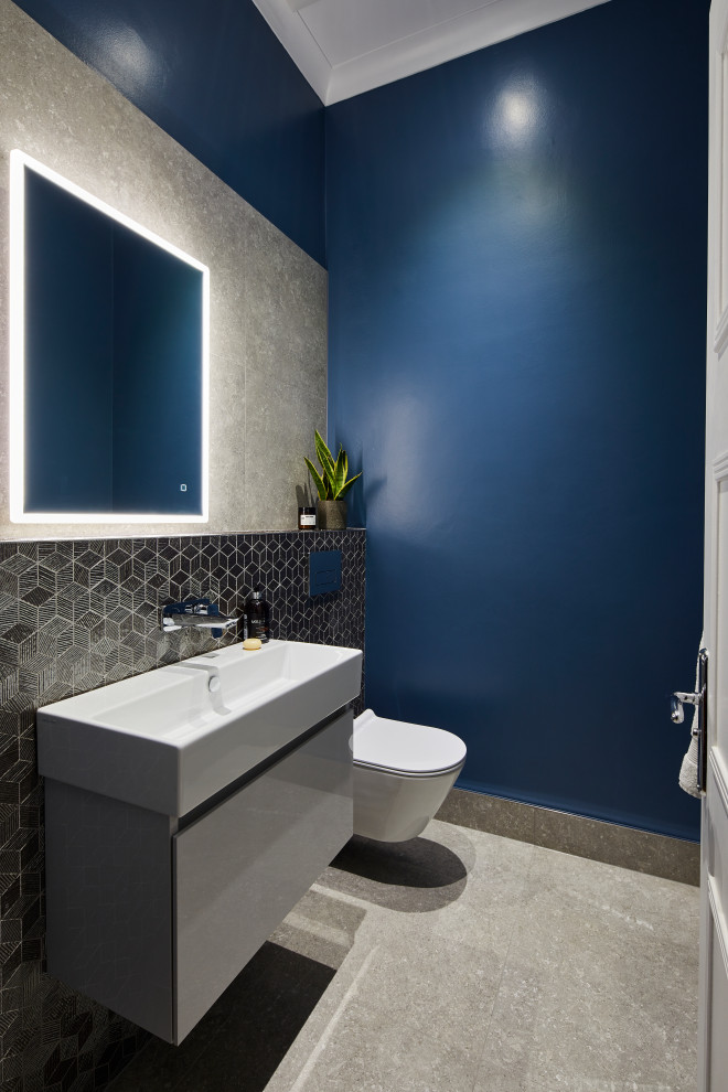 Idéer för att renovera ett litet funkis toalett, med vita skåp, en vägghängd toalettstol, blå väggar och ett integrerad handfat