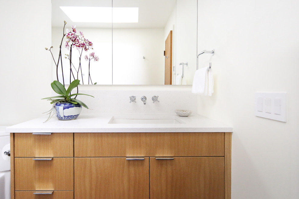 Photo of a mid-sized midcentury 3/4 bathroom in Seattle with glass-front cabinets, a curbless shower, white tile, ceramic tile, white walls, slate floors, an undermount sink, engineered quartz benchtops, grey floor, an open shower and white benchtops.