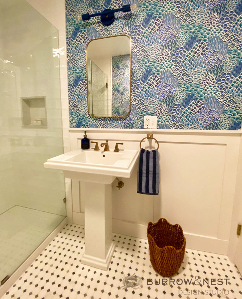 Country Badezimmer mit Bidet, weißen Fliesen, Keramikfliesen, blauer Wandfarbe, Marmorboden, Sockelwaschbecken, blauem Boden, Einzelwaschbecken, freistehendem Waschtisch und vertäfelten Wänden in Providence
