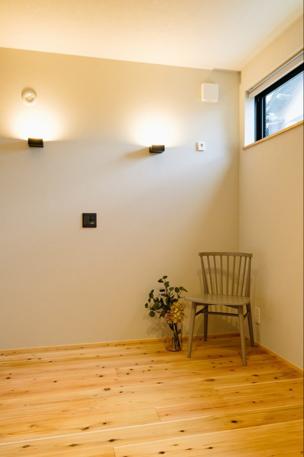Aménagement d'une chambre avec un sol en bois brun, un sol beige, un plafond en papier peint et du papier peint.