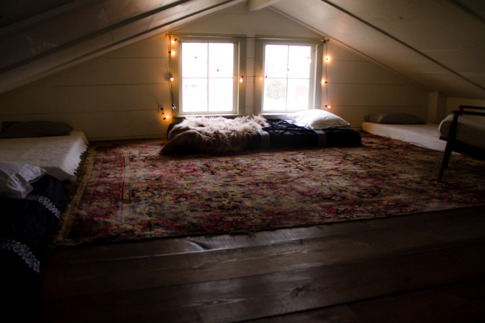 オースティンにある広いカントリー風のおしゃれなロフト寝室 (白い壁、濃色無垢フローリング、茶色い床) のインテリア