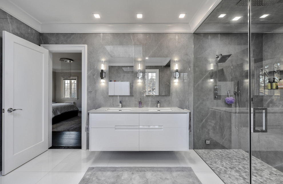 Inspiration pour une grande salle de bain principale minimaliste avec un placard à porte plane, des portes de placard blanches, une douche à l'italienne, un bidet, un carrelage gris, des carreaux de porcelaine, un mur gris, un sol en marbre, un lavabo intégré, un plan de toilette en marbre, un sol blanc, une cabine de douche à porte battante, un plan de toilette gris, un banc de douche, meuble double vasque, meuble-lavabo suspendu et un plafond à caissons.