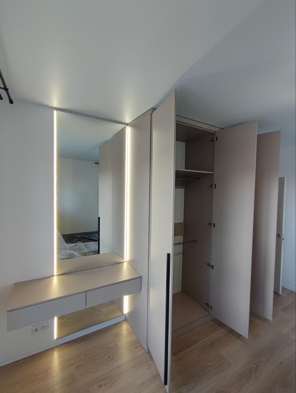 Распашные шкафы