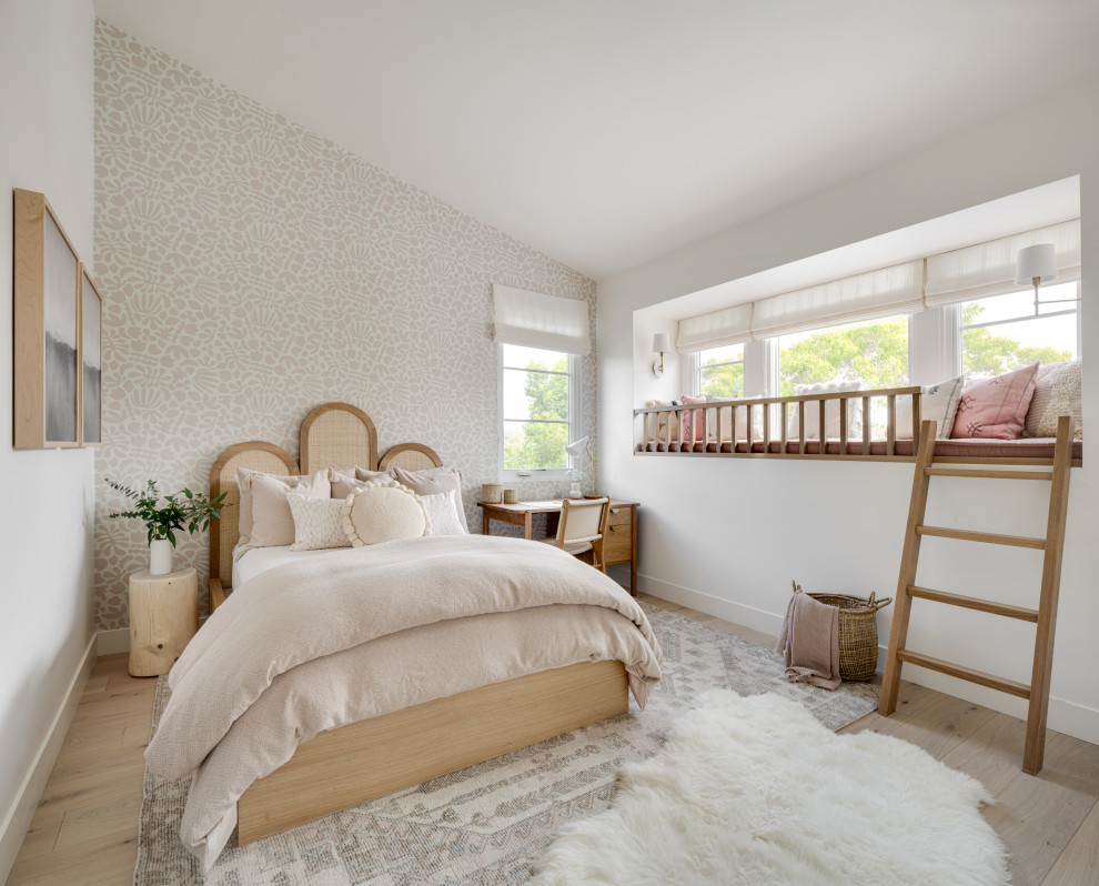 Idée de décoration pour une chambre d'enfant marine avec un mur beige, parquet clair, un sol beige, un plafond voûté et du papier peint.