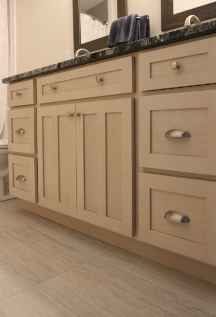 Alder White Washed Cabinets Bathroom Remodel klassisk-badevaerelse