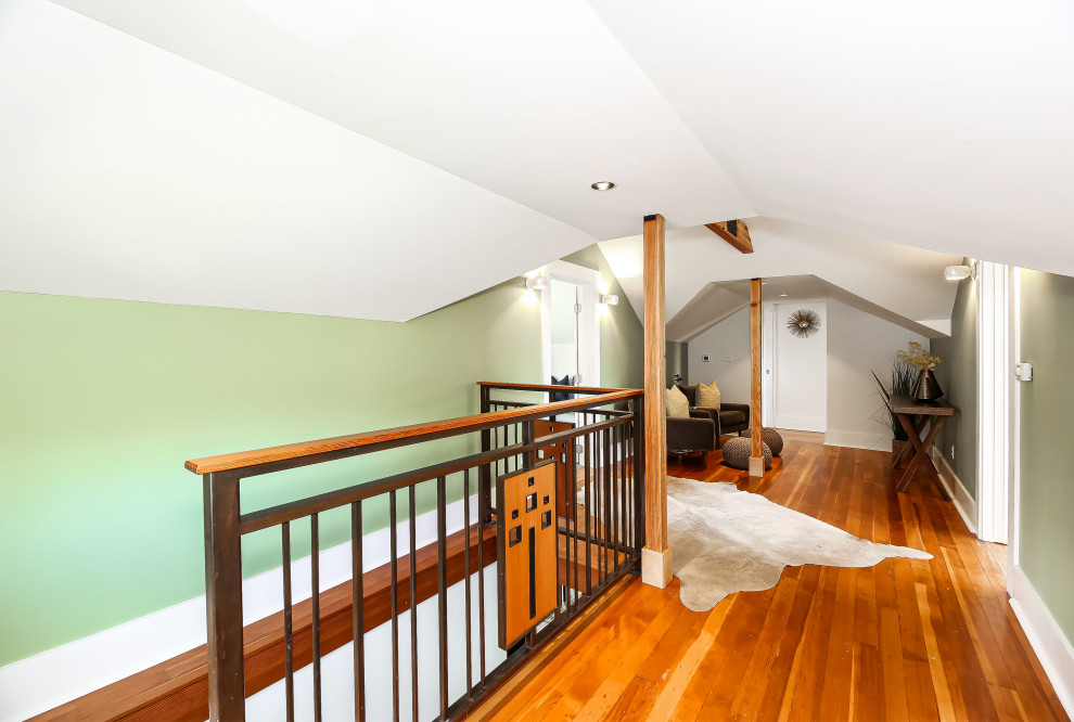 Стильный дизайн: коридор среднего размера в стиле кантри с зелеными стенами, темным паркетным полом, коричневым полом и балками на потолке - последний тренд