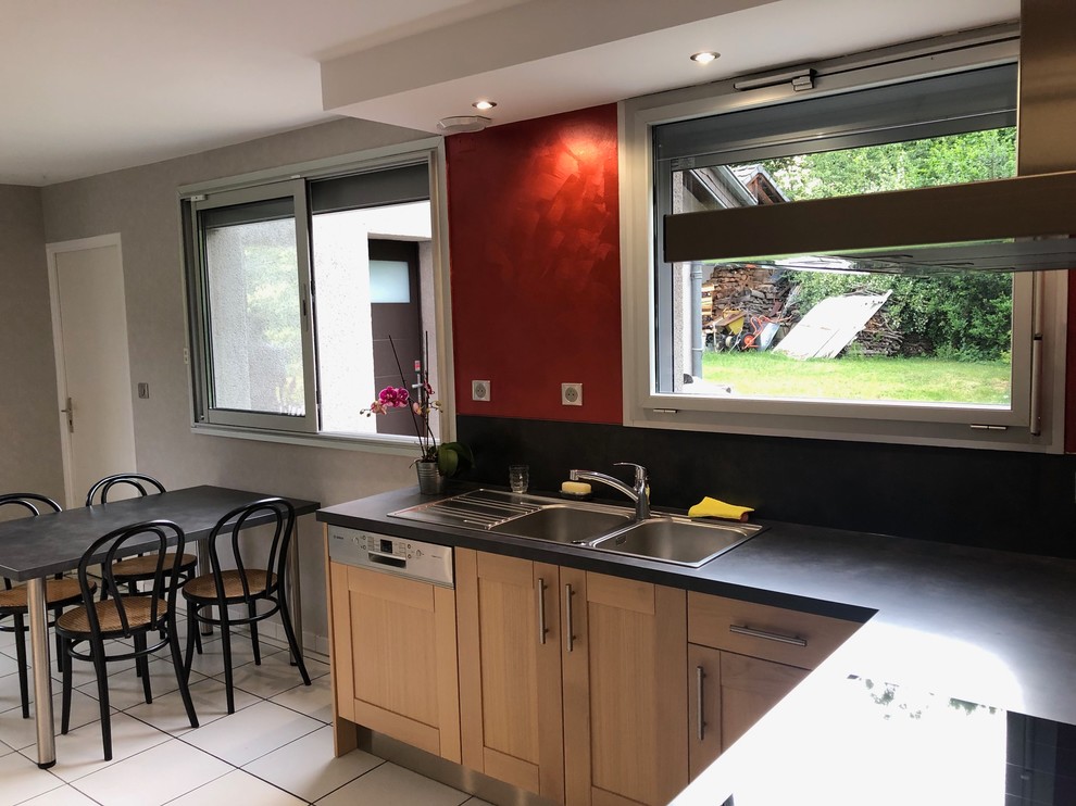 Photo of a transitional kitchen in Clermont-Ferrand.