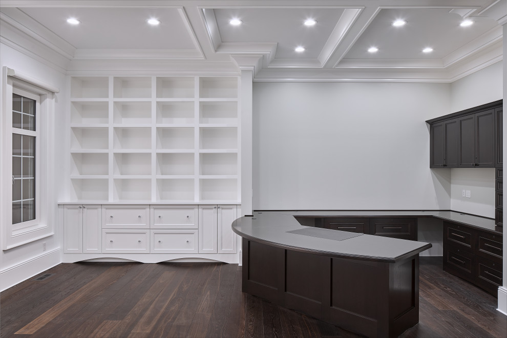 Cette image montre un bureau design avec un mur blanc, parquet foncé, un bureau intégré, un sol marron et un plafond à caissons.