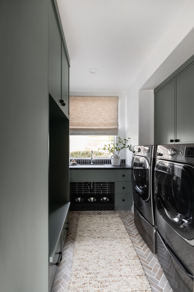 Example of a minimalist laundry room design in Phoenix