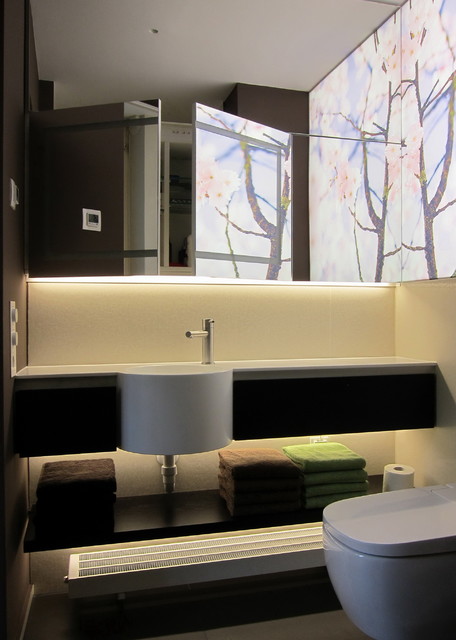 Waschtisch im kleinen Duschbad mit Kirschblüten - Türen geöffnet