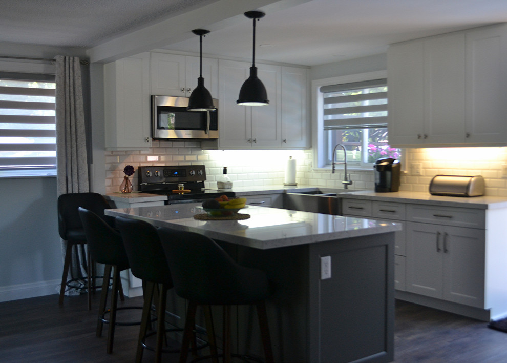 Example of a transitional kitchen design with an island