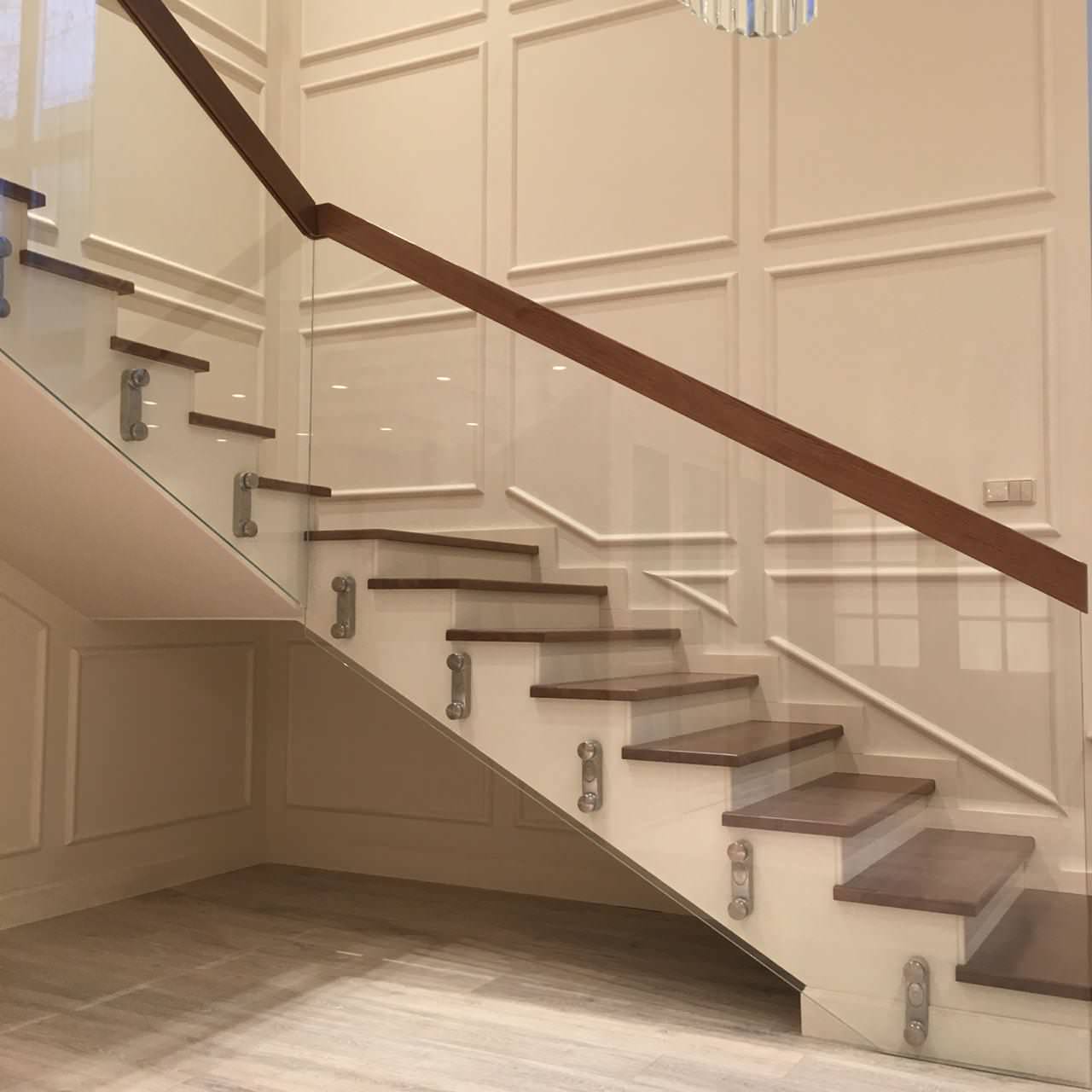 Стеклянное ограждение со ступенями и поручнем из массива