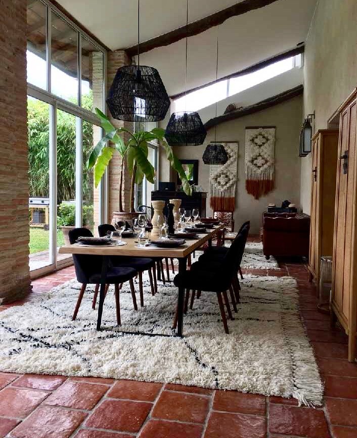 Inspiration for a large eclectic dining room in Toulouse with terra-cotta floors and red floor.