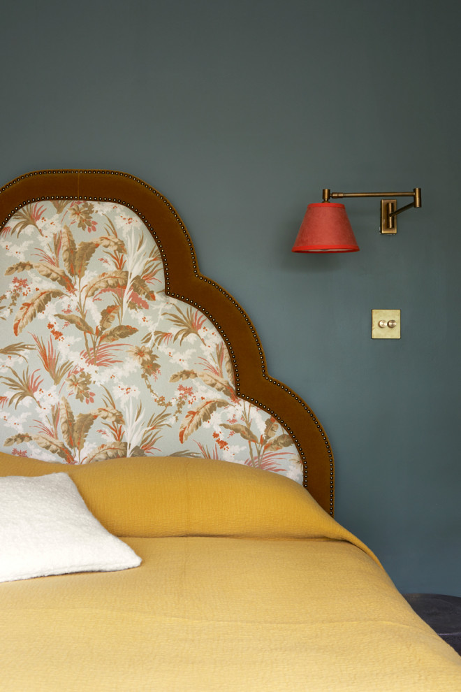 На фото: хозяйская спальня среднего размера в стиле неоклассика (современная классика) с зелеными стенами, паркетным полом среднего тона, бежевым полом и панелями на части стены с