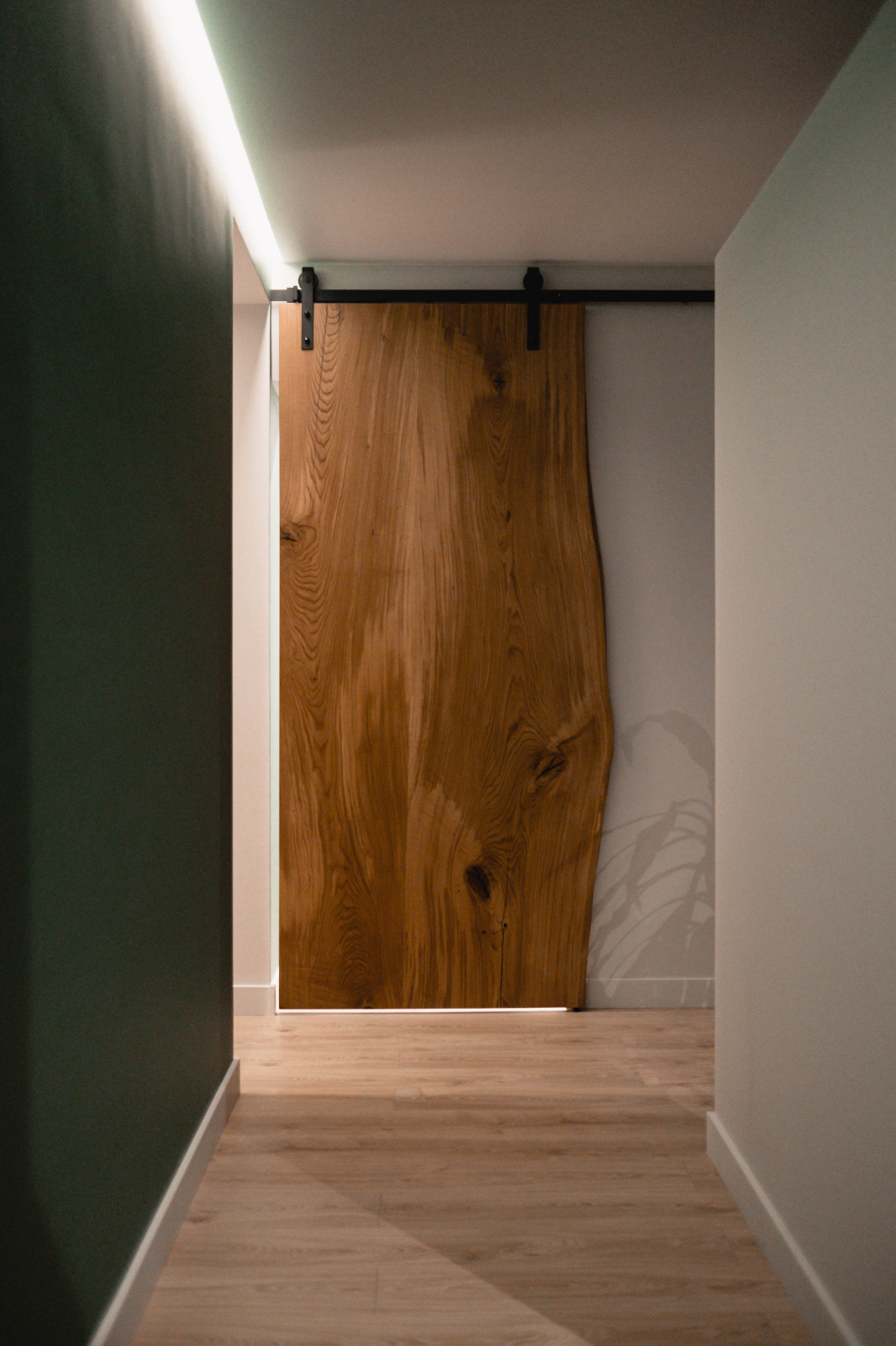 Межкомнатная дверь из слэба дуба в стиле loft в Красноярске