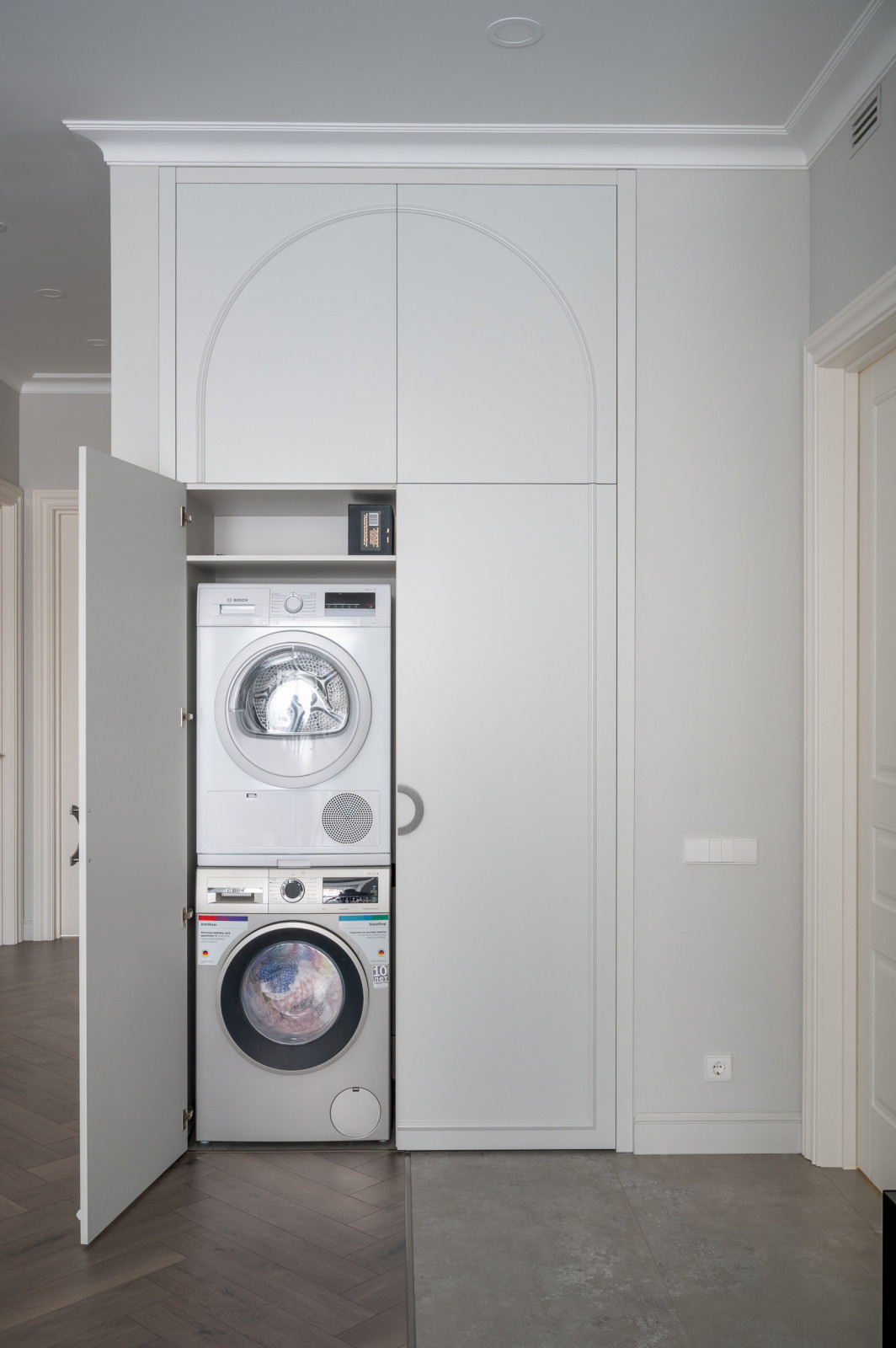 Шкаф с декоративной аркой