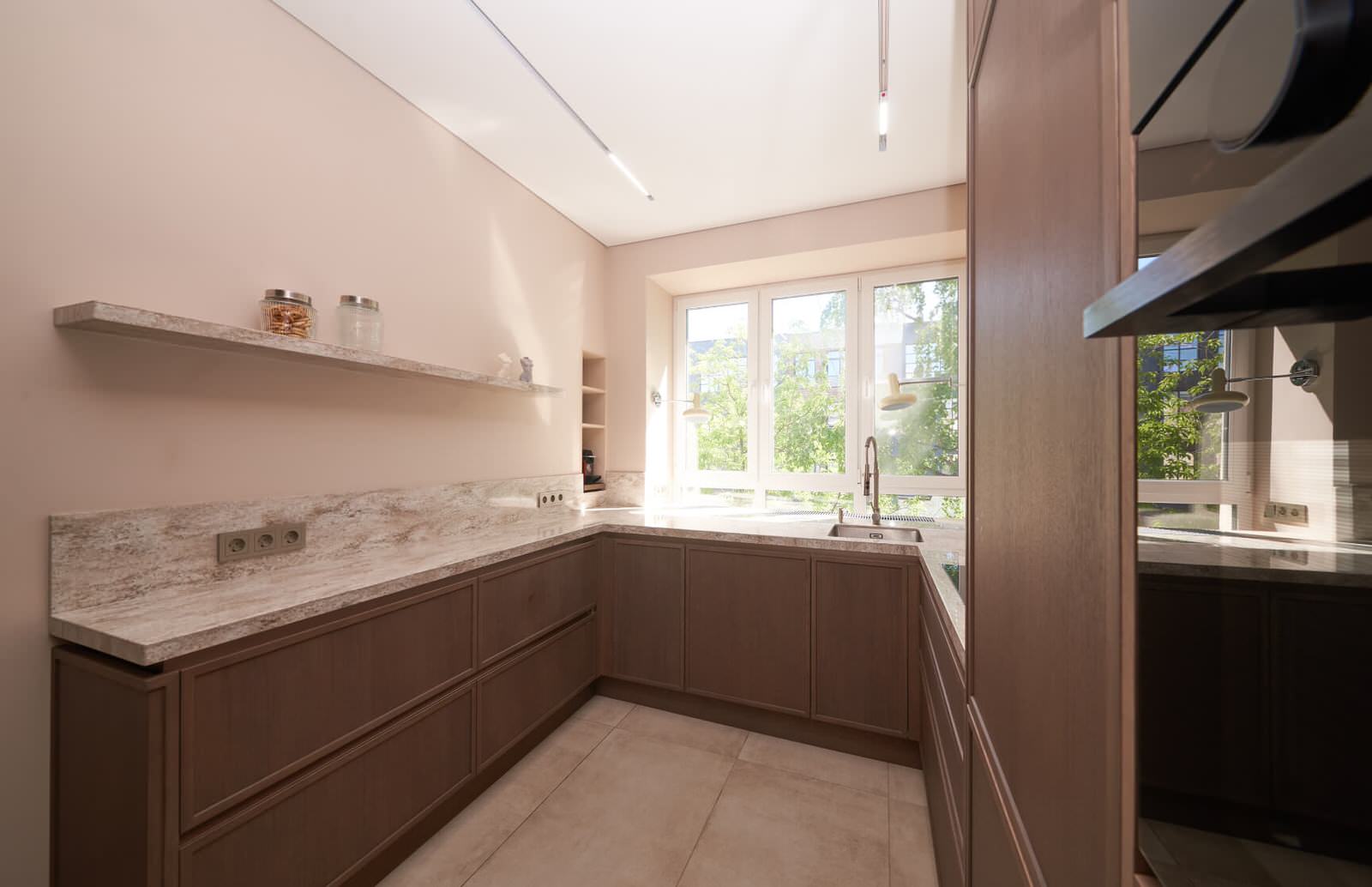 Кухня Петра с древесной текстурой от дизайнера