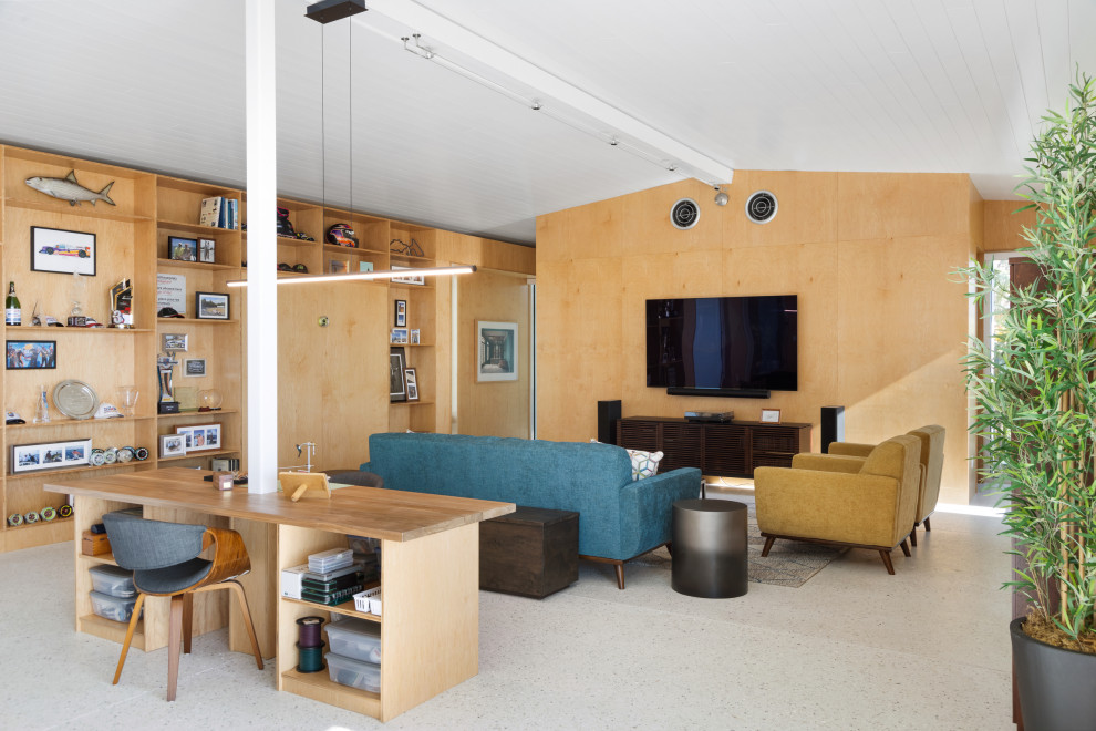 Cette image montre une petite salle de séjour design en bois avec salle de jeu, sol en béton ciré, un téléviseur fixé au mur, un sol gris et un plafond en lambris de bois.