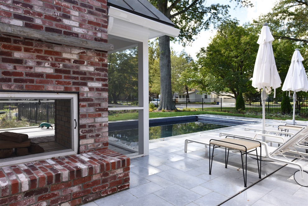 Idee per una piscina tradizionale rettangolare di medie dimensioni e dietro casa con pavimentazioni in pietra naturale
