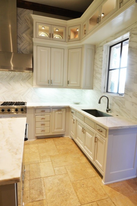 Transitional kitchen photo in Dallas
