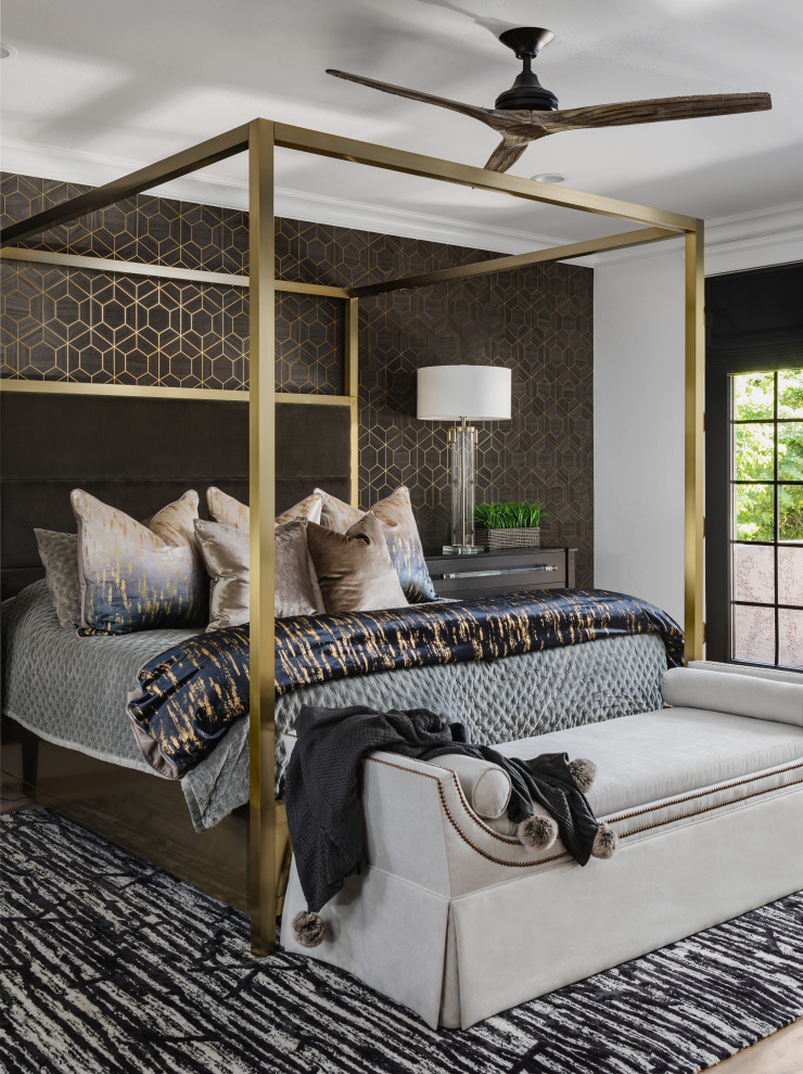 Modelo de dormitorio principal clásico renovado grande con paredes negras, suelo de madera clara y papel pintado