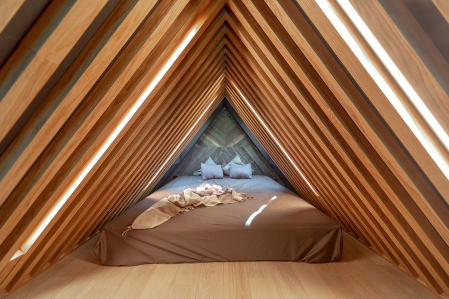 Ispirazione per una camera da letto tradizionale di medie dimensioni con pareti grigie, pavimento in legno massello medio e pavimento beige