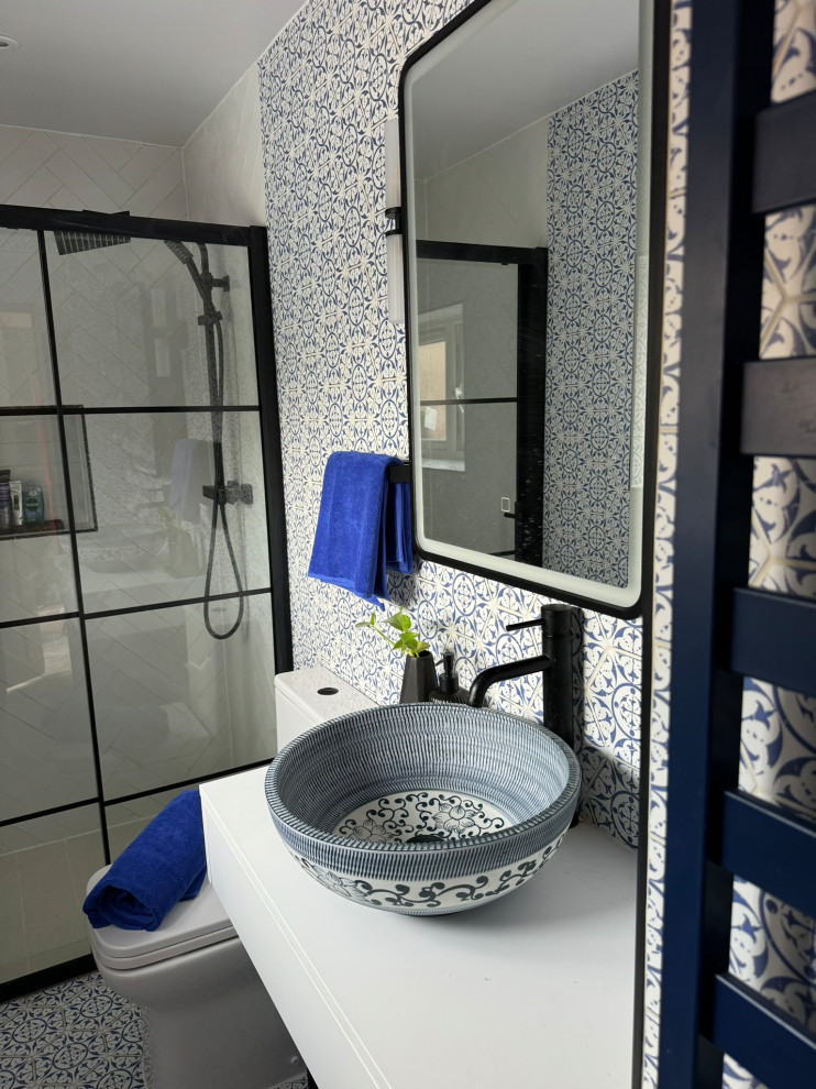 Blue and white faience inspired bathroom in Croydon