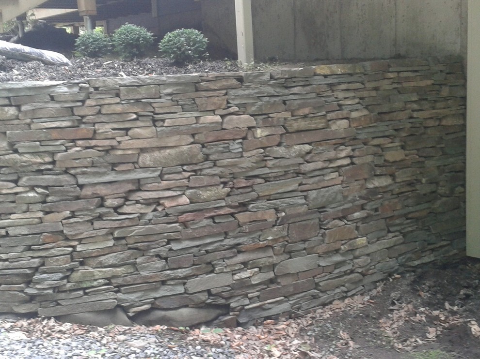 Design ideas for a rustic landscaping in Montreal.