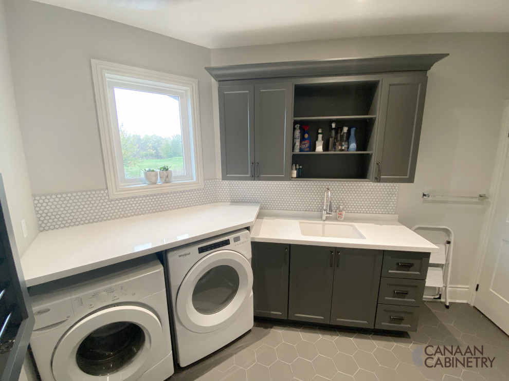Transitional home design photo in Toronto