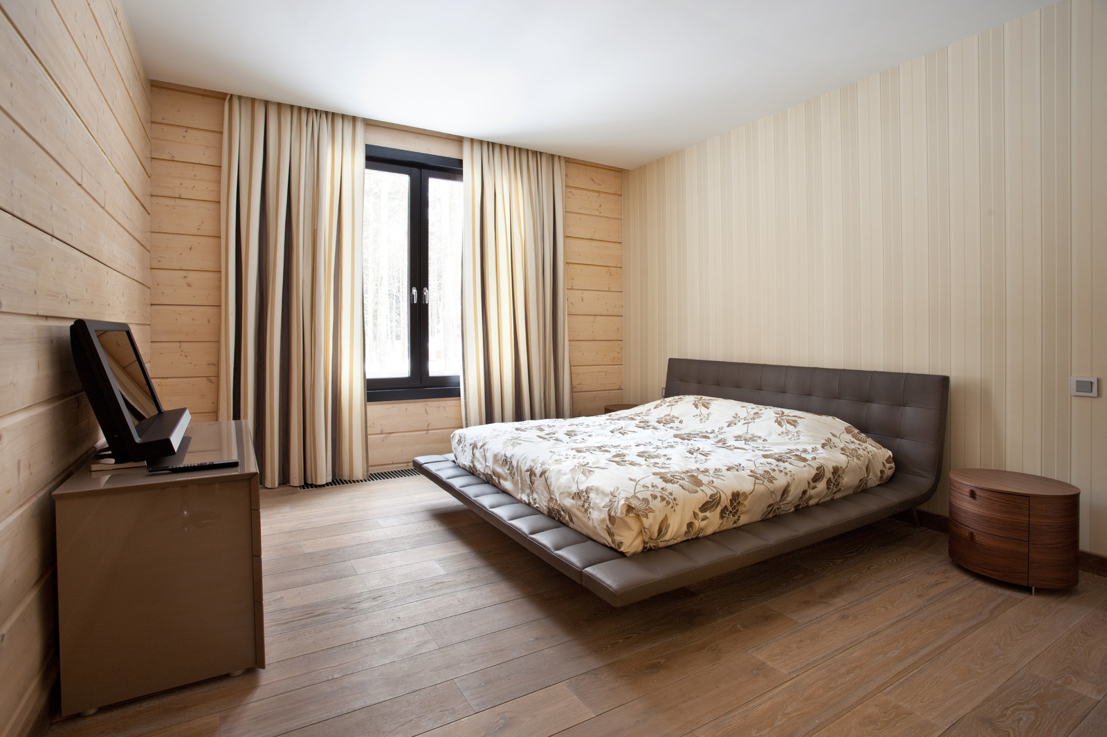 Дом. Массивная доска.