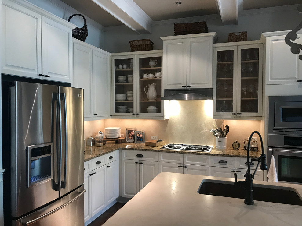 Transitional kitchen photo in Atlanta