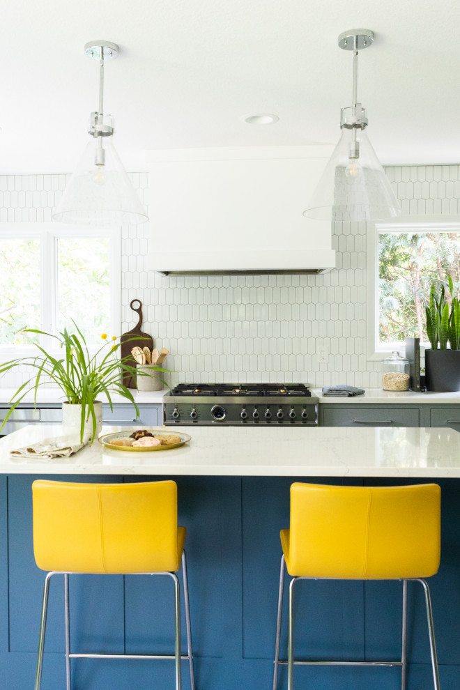 Immagine di una cucina abitabile contemporanea con ante grigie, paraspruzzi bianco, elettrodomestici colorati e top bianco