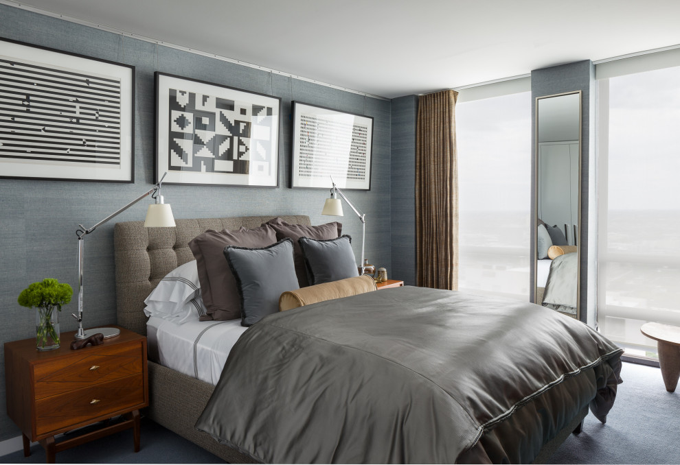 Идея дизайна: хозяйская спальня среднего размера в стиле ретро с синими стенами, ковровым покрытием и обоями на стенах без камина