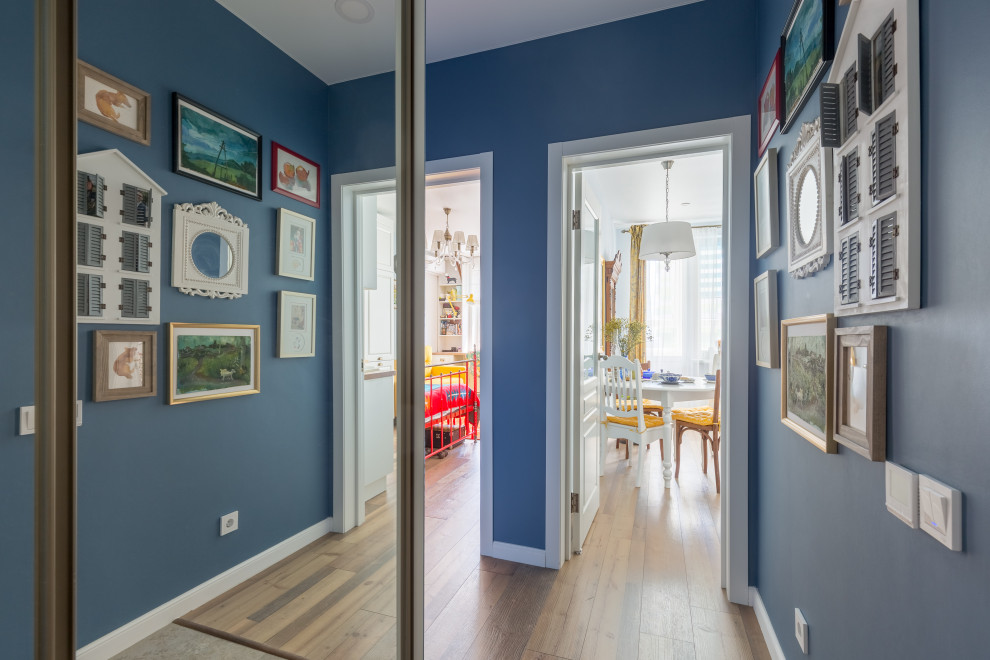 Свежая идея для дизайна: маленький, узкий коридор в классическом стиле с синими стенами, полом из керамогранита и серым полом для на участке и в саду - отличное фото интерьера