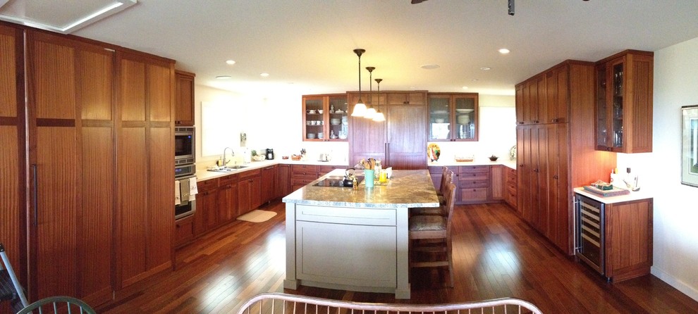 Eat-in kitchen - craftsman u-shaped eat-in kitchen idea with a double-bowl sink, shaker cabinets, medium tone wood cabinets and stainless steel appliances