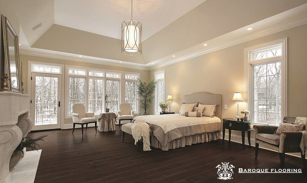 Ejemplo de dormitorio principal tradicional grande con paredes beige, suelo de madera oscura y suelo marrón